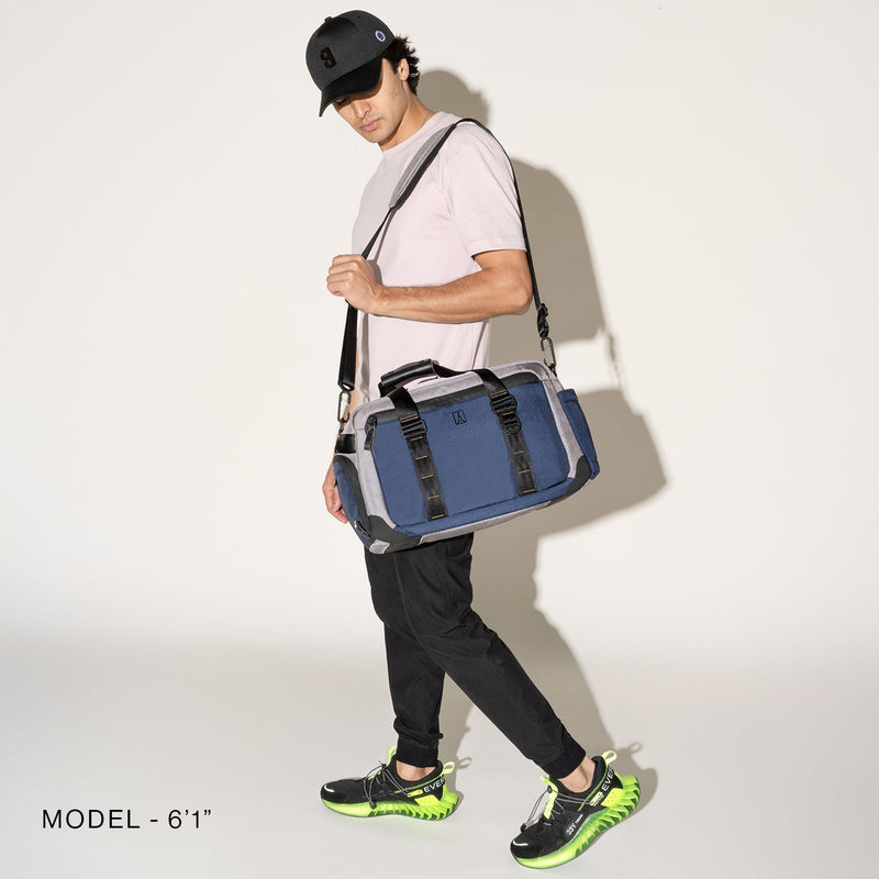 Travelpro® Altitude™ Day-to-Day Duffel (28 x 43 x 20 cm)